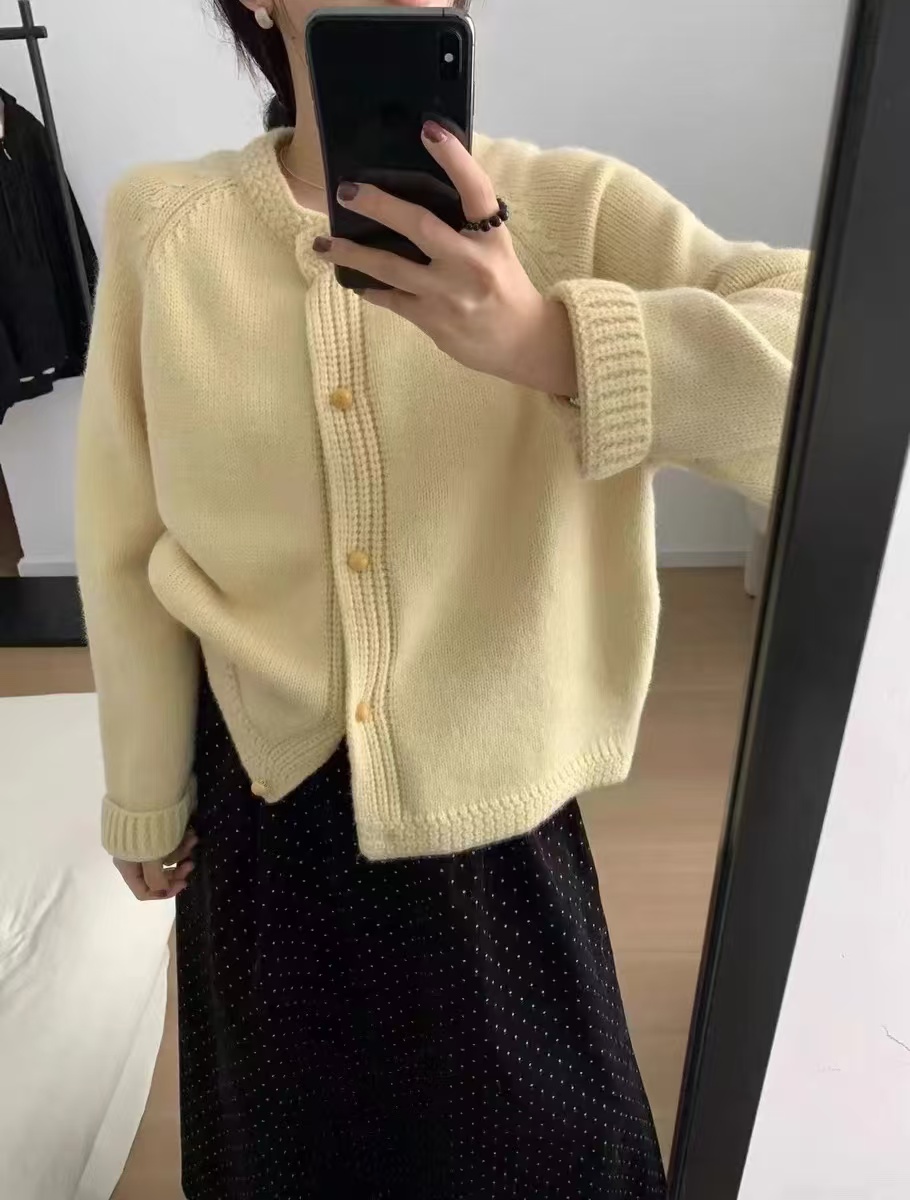 韩系高级感纯色小木扣针织开衫新款显瘦洋气厚毛衣