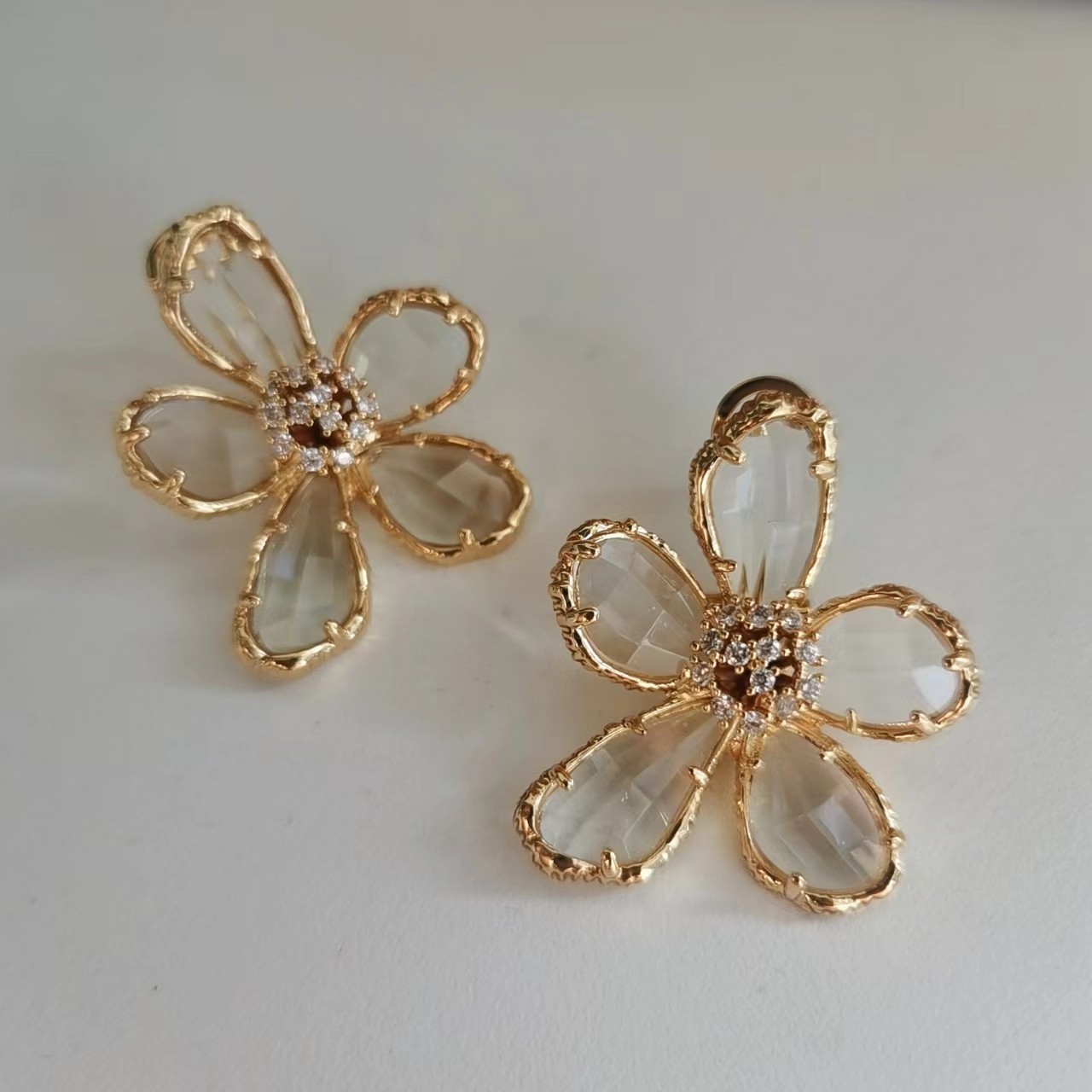 非金属羽毛耳饰 闪闪钻金色花花花朵花瓣五瓣樱花大花  雪雪027