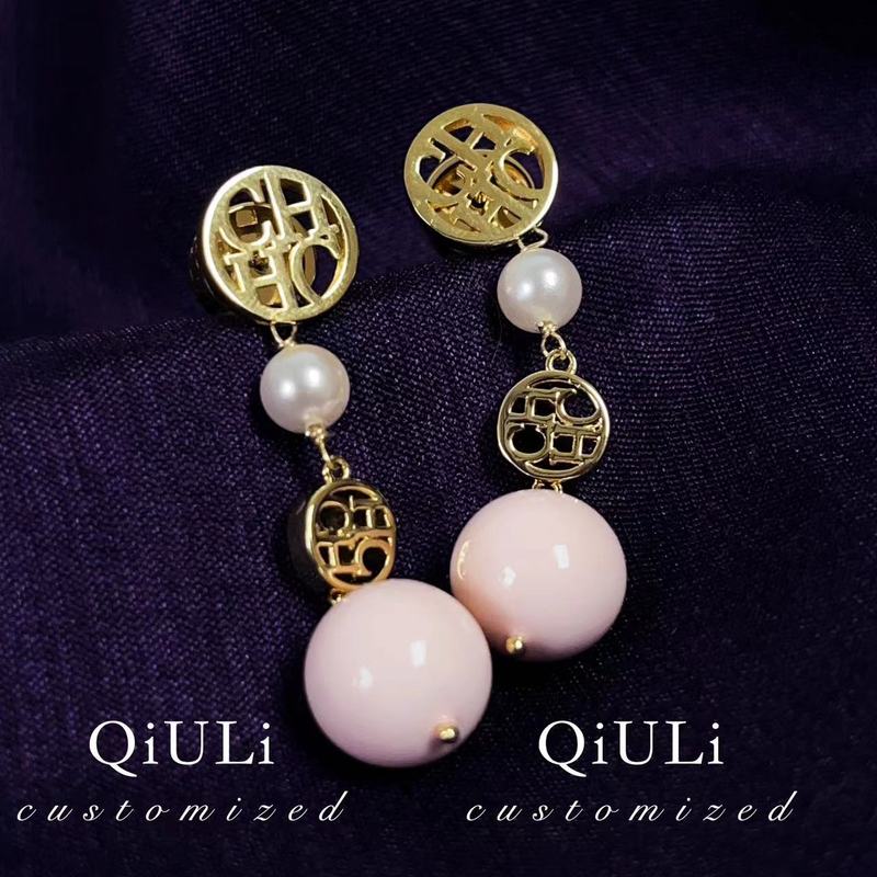 合金耳饰 QIU LI · 【C】法式小优雅字母长款粉耳钉 1h3365