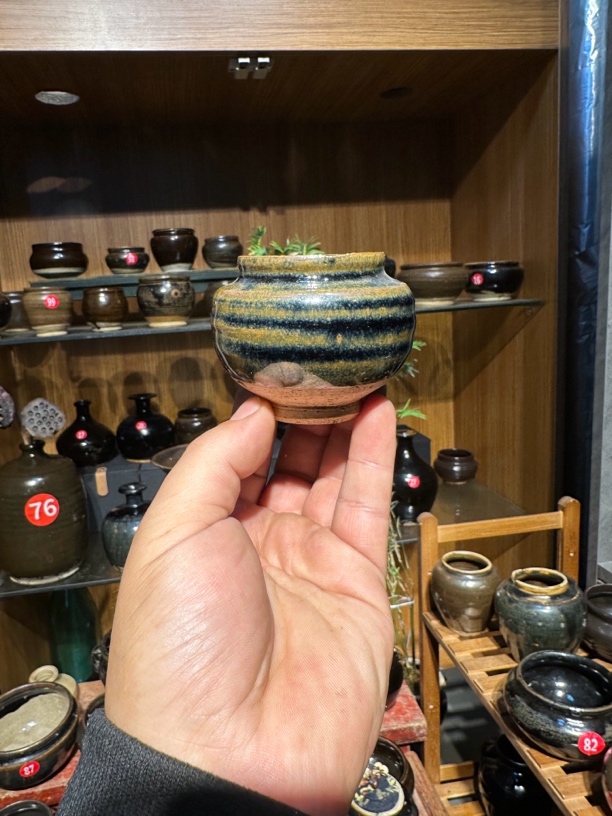 黑瓷小件优美漂亮的造型工艺品和精美礼品相结合而形成的