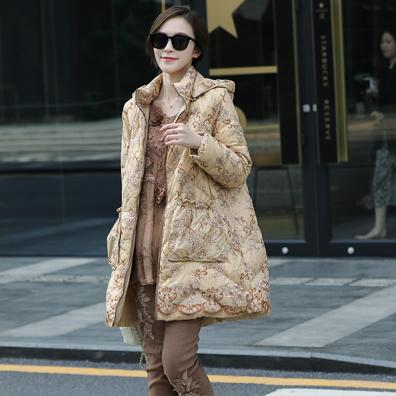 拜占庭的森林白鸭绒女大码时尚宽松高级感别致刺绣重工保暖羽绒服