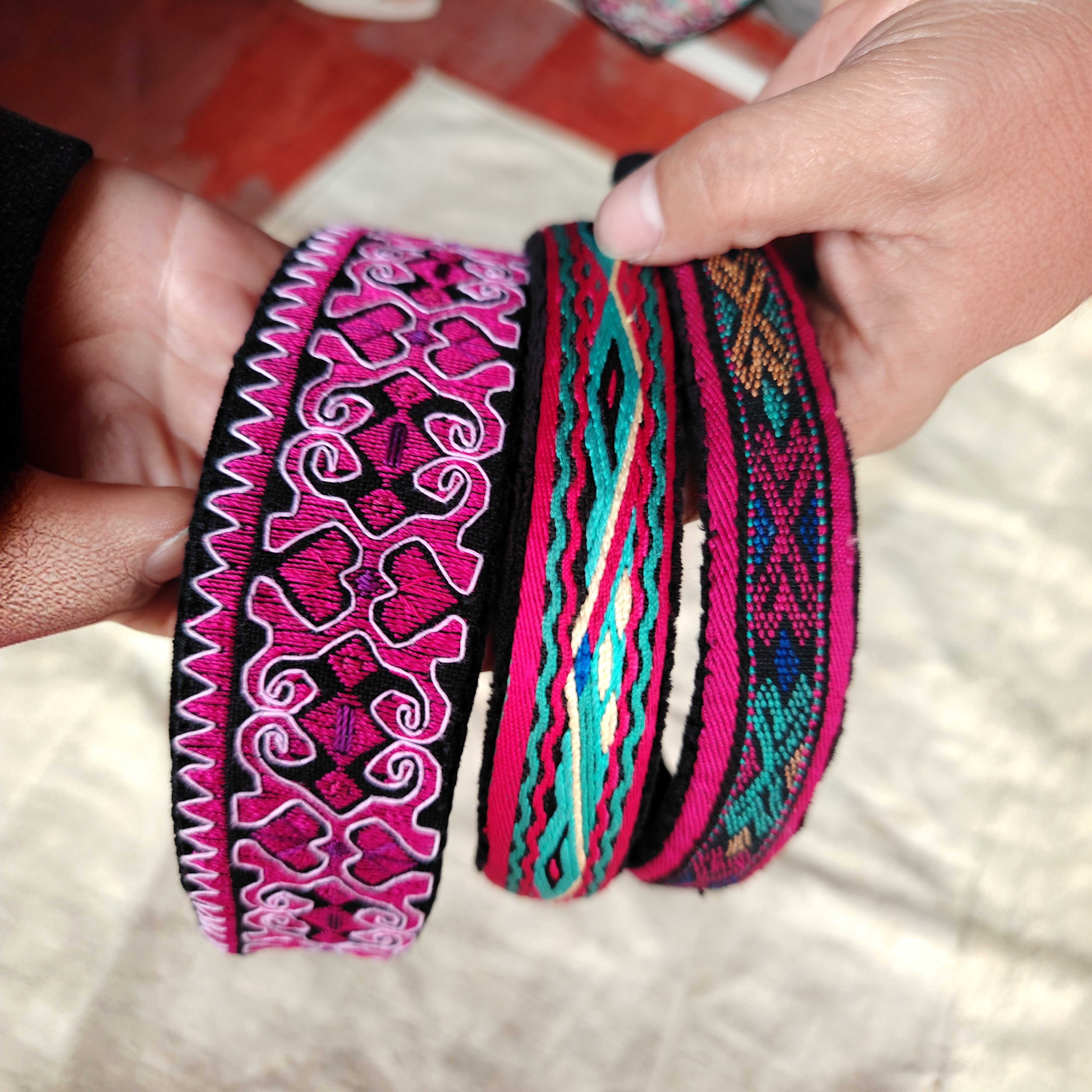 民族手工丝线绣发饰