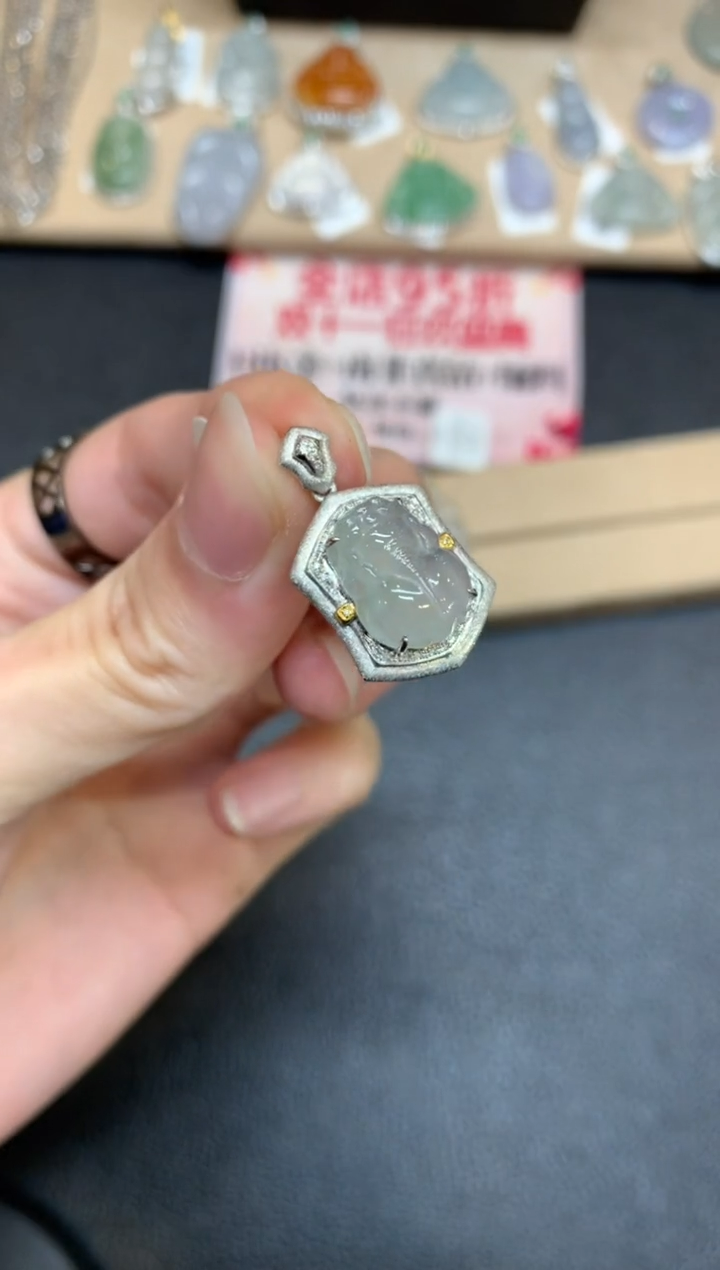 【闪购商品】翡翠颈饰18K金镶嵌貔貅【无服务费】