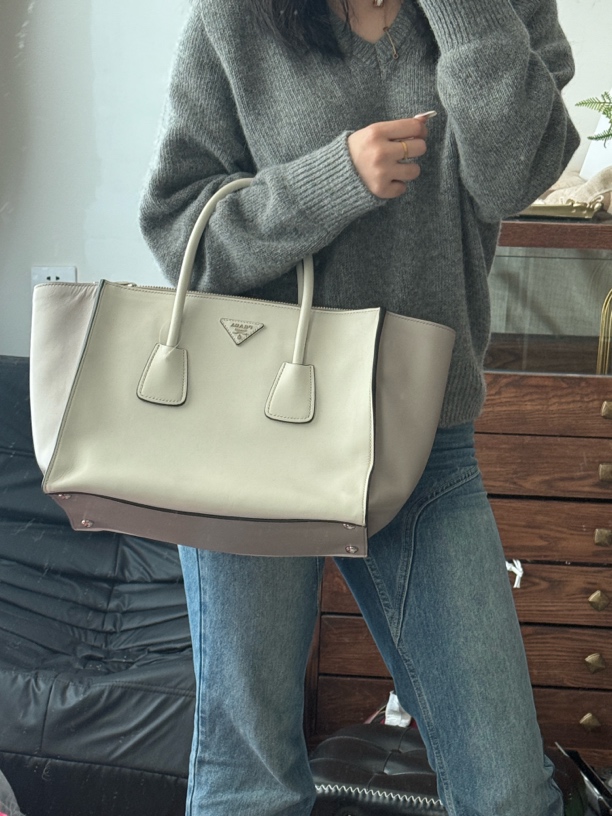 95新 Prada/普拉达 牙牙 拼色手提托特大包