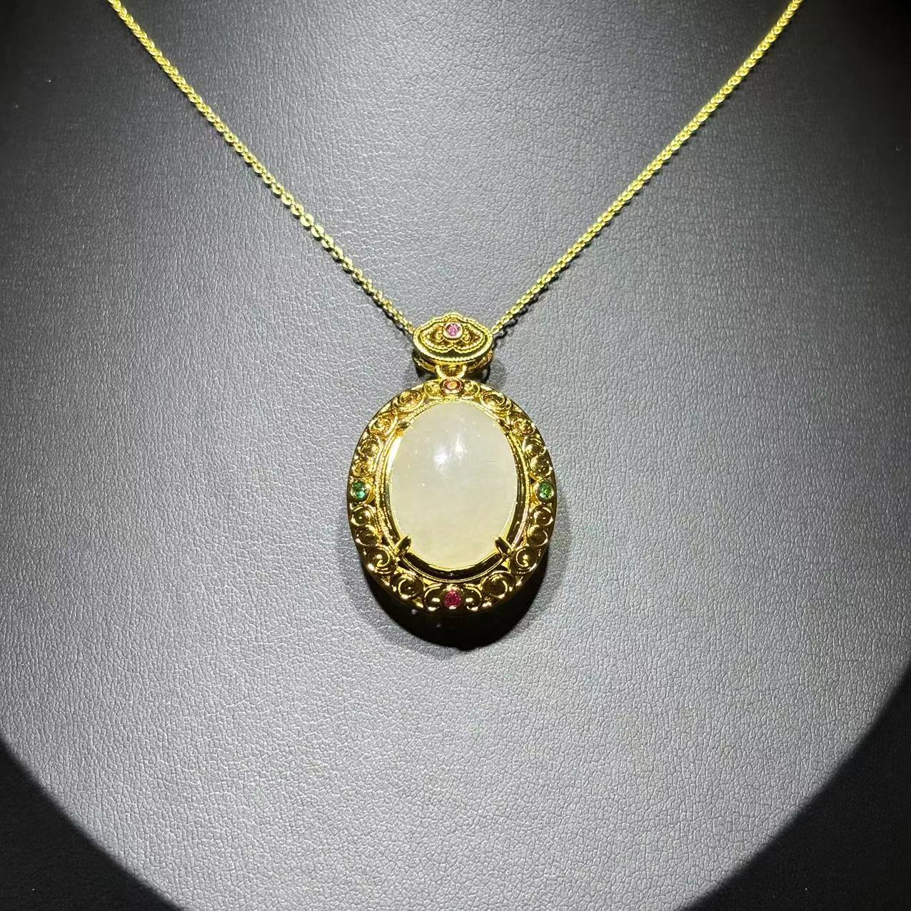 【符老板】y2191-复古风镂空拉丝和田玉蛋面吊坠-赠礼盒-赠链-合金