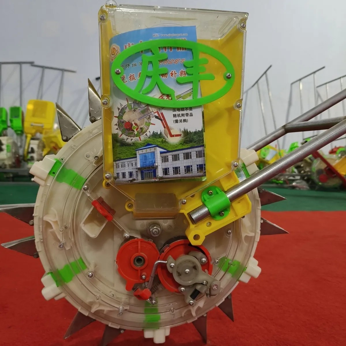 人推立斗补籽种肥一体播种器