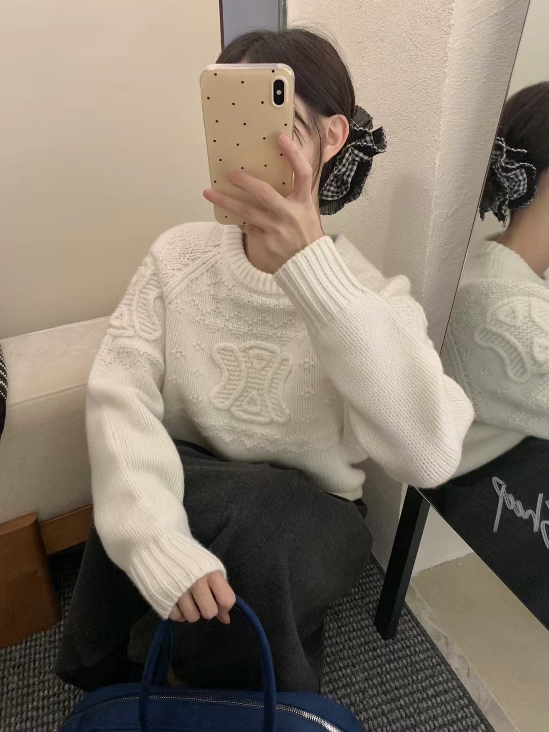 here韩系白色立体钩花圆领套头毛衣