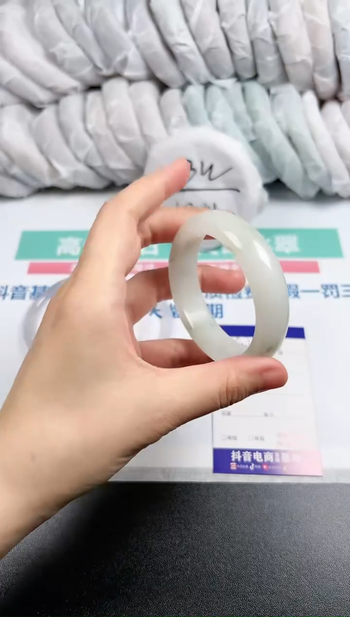 【闪购商品】石英质玉手镯未镶嵌116-