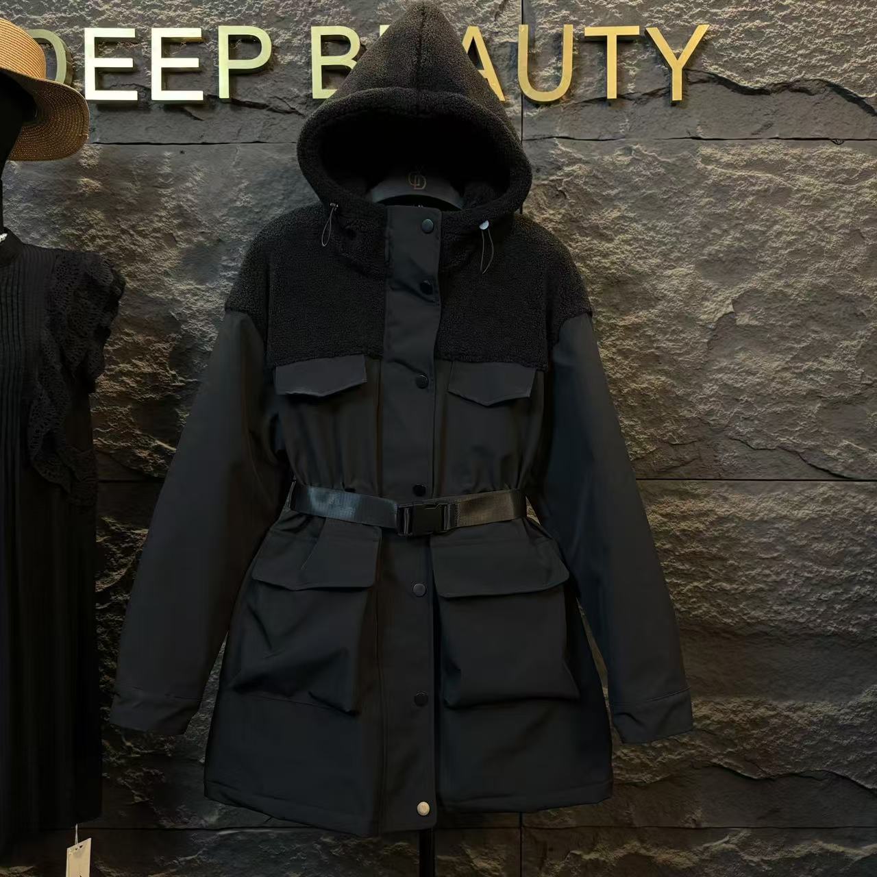 2024原创设计穿搭收腰修身高级感女士夾绒加厚冲锋衣外套1093