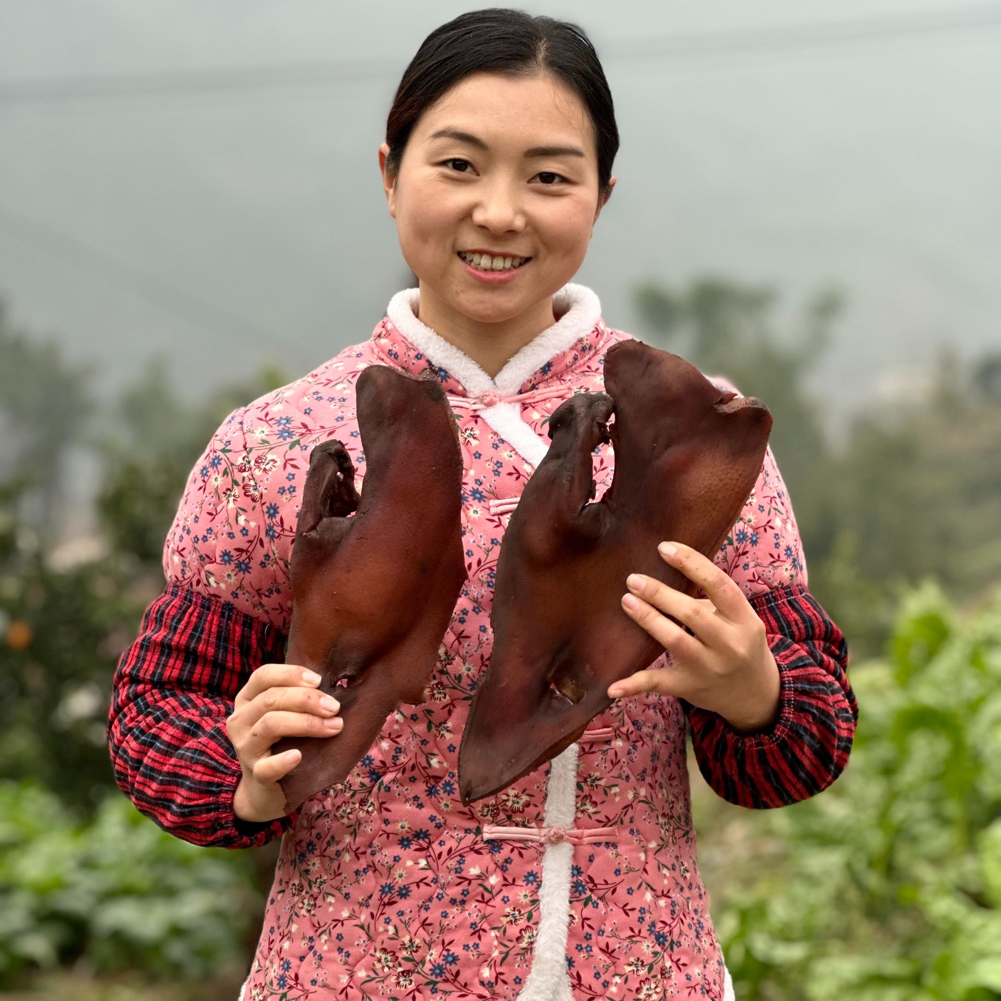 四川正宗柴火熏制腊猪脸肉香糯醇厚下酒下饭新鲜猪脸肉制作营养