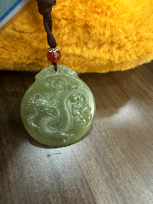 天然新疆黄口料龙牌吊坠