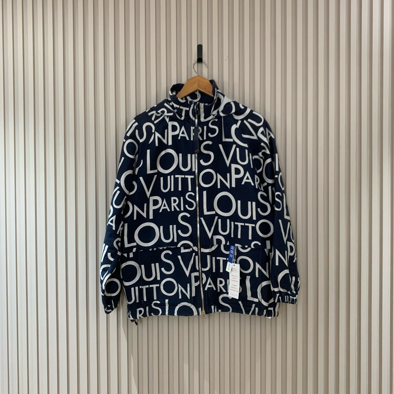 Louis Vuitton Lv弹幕满logo冲锋衣外套/46码/全新带吊/11423