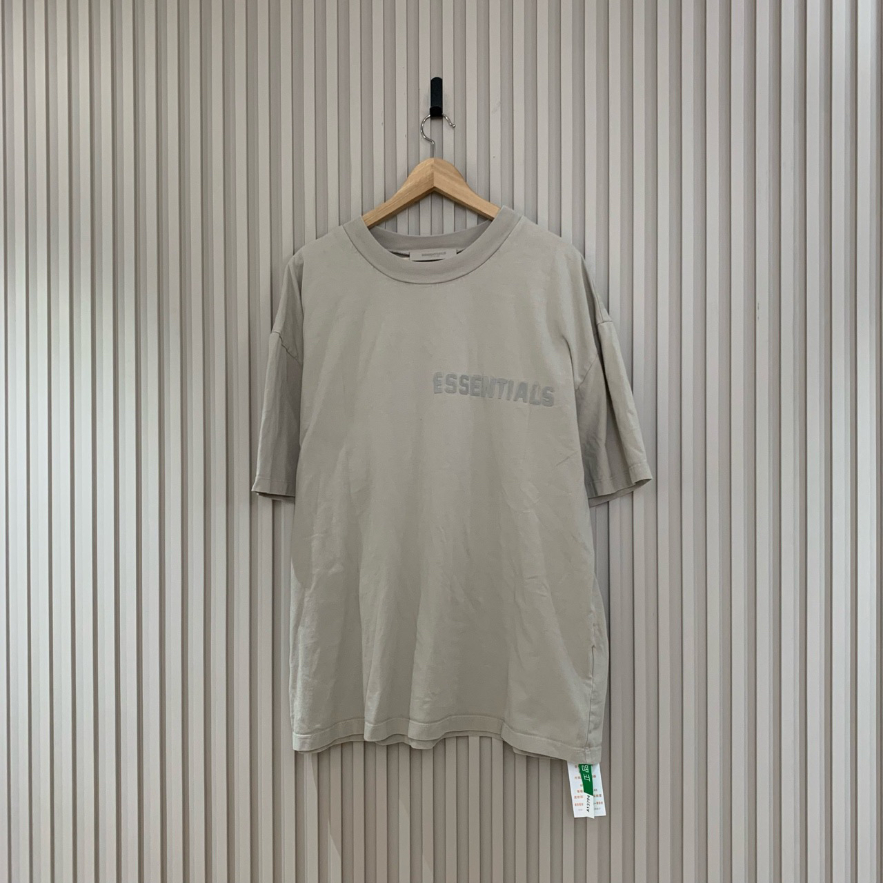 Essentials卡其色植绒字母logo短袖/xl码/98新/13794