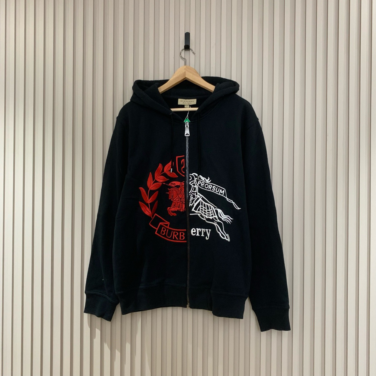 Burberry红白logo战马刺绣连帽外套/l码/99新/13014