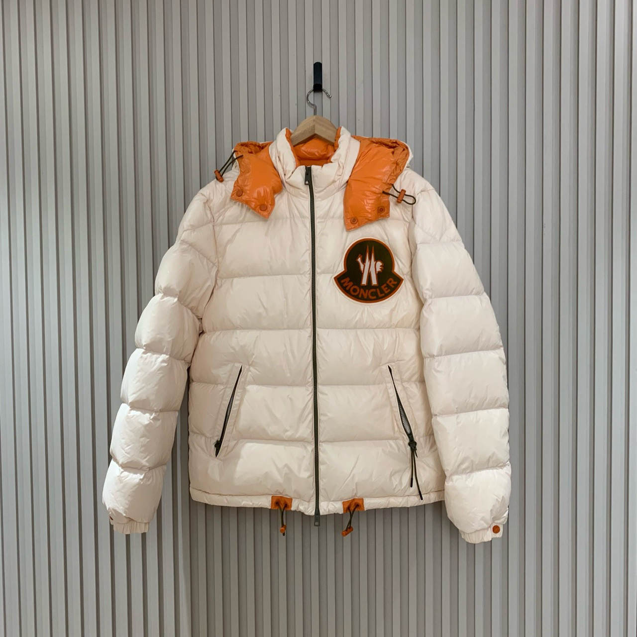 Moncler Haggi米黄色大徽标logo连帽羽绒服/4码/全新/12325