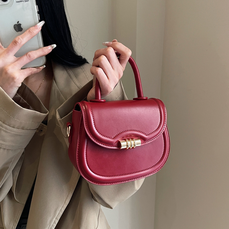 手提红色包包女秋冬2024新款潮复古马鞍包洋气百搭单肩斜挎包婚包