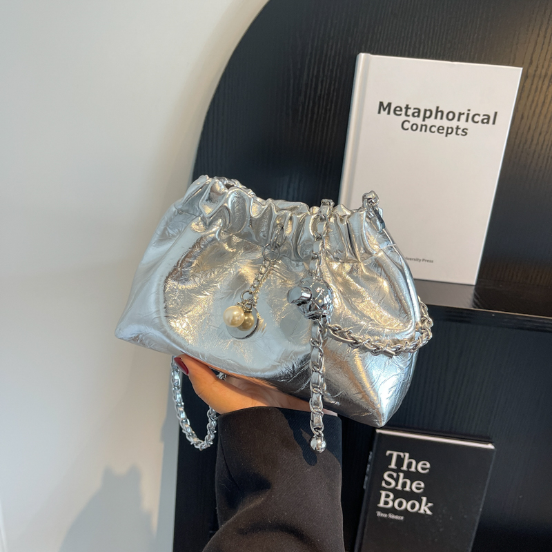 夏季高级小众百搭斜跨链条包包女2024新款亮银色抽绳水桶包云朵包