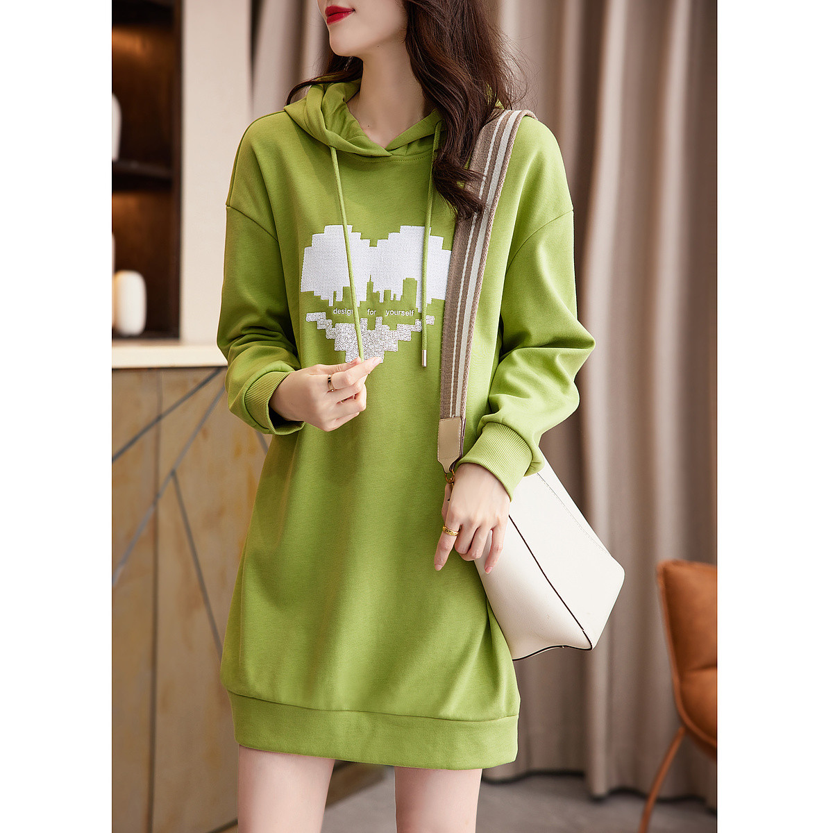 德玛纳清仓字母爱心珠片绣花冬季通勤连帽落肩宽松卫衣连衣裙