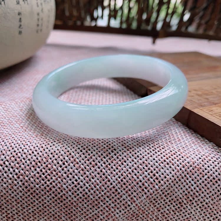 59圈口23895天然翡翠A货水润细冰种飘绿晴水底平安镯宽边正圈a30