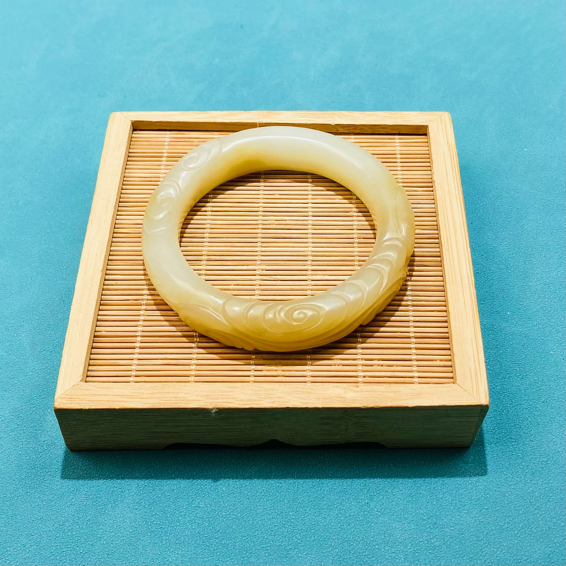 天然新疆和田玉且末料复古糖白玉手镯纯手工雕刻白色祥云玉手镯56