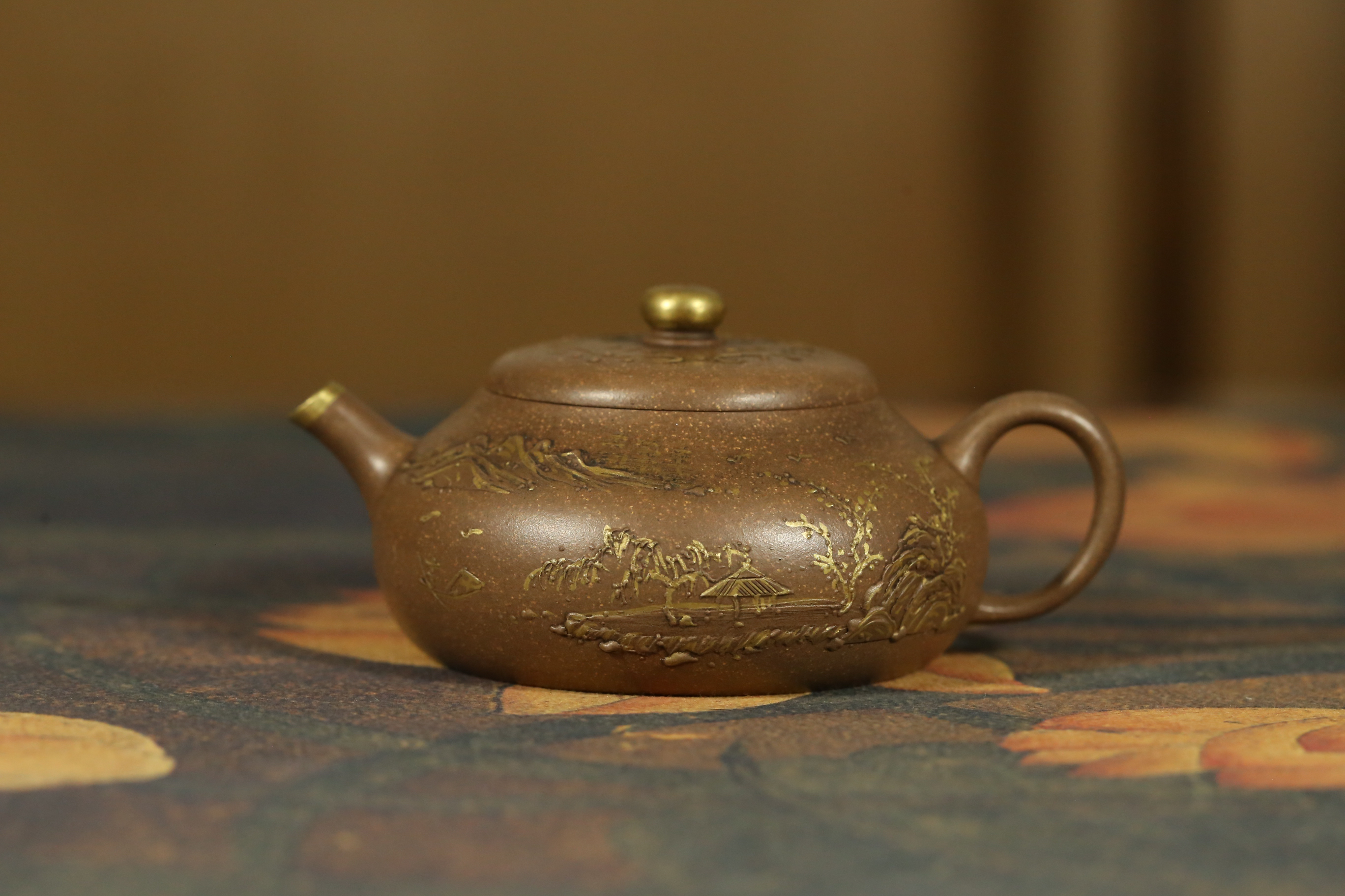 中国宜兴原矿紫砂小品山水描金扁韵壶