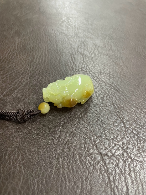 岫岩黄白老玉貔貅吊坠