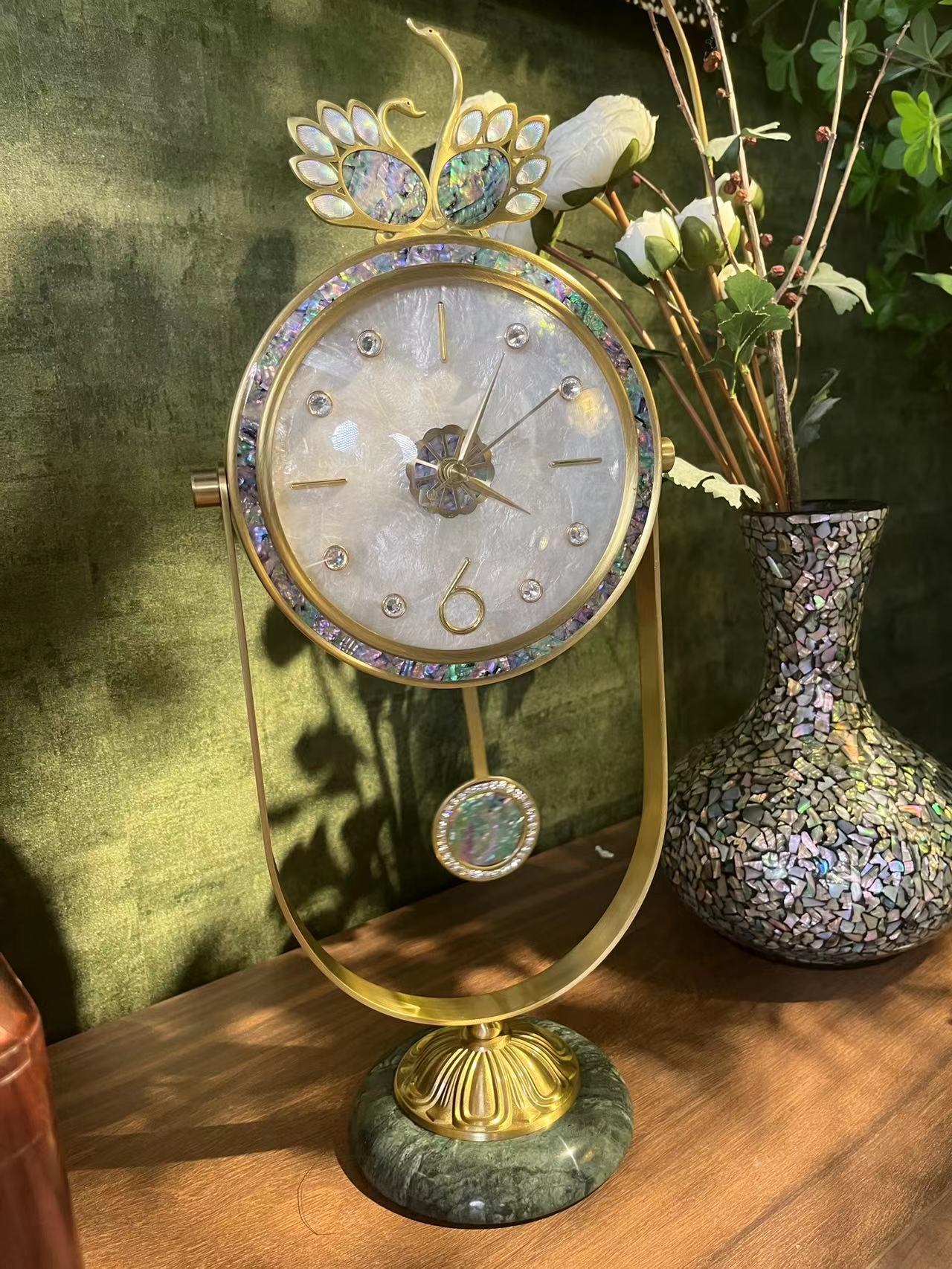 黄铜新中式璀璨孔雀开屏客厅手工时尚摆钟贝壳镶嵌装饰座钟
