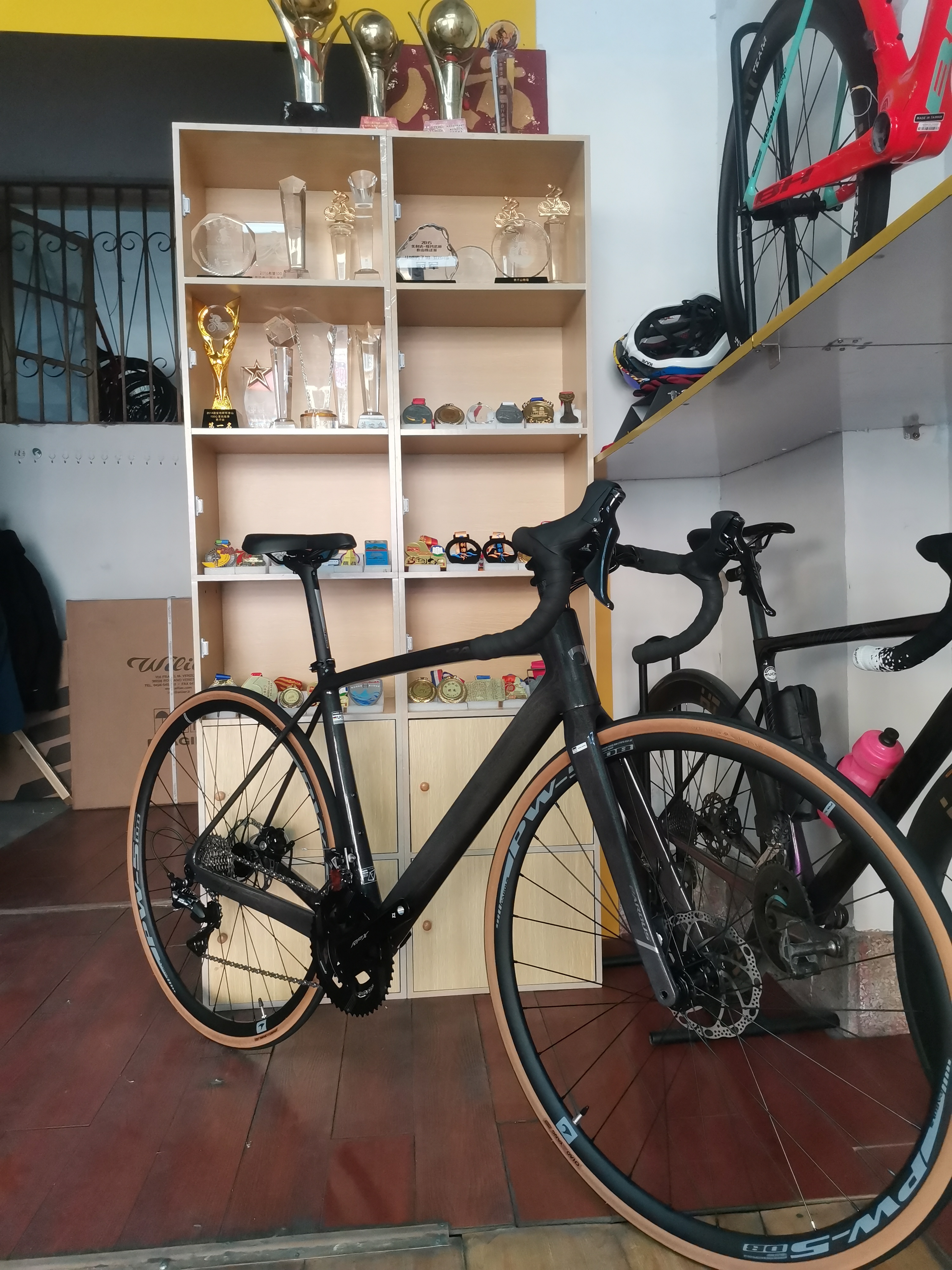 瑞豹公路自行车super sport 变色龙涂装 105小套碟刹全内走线