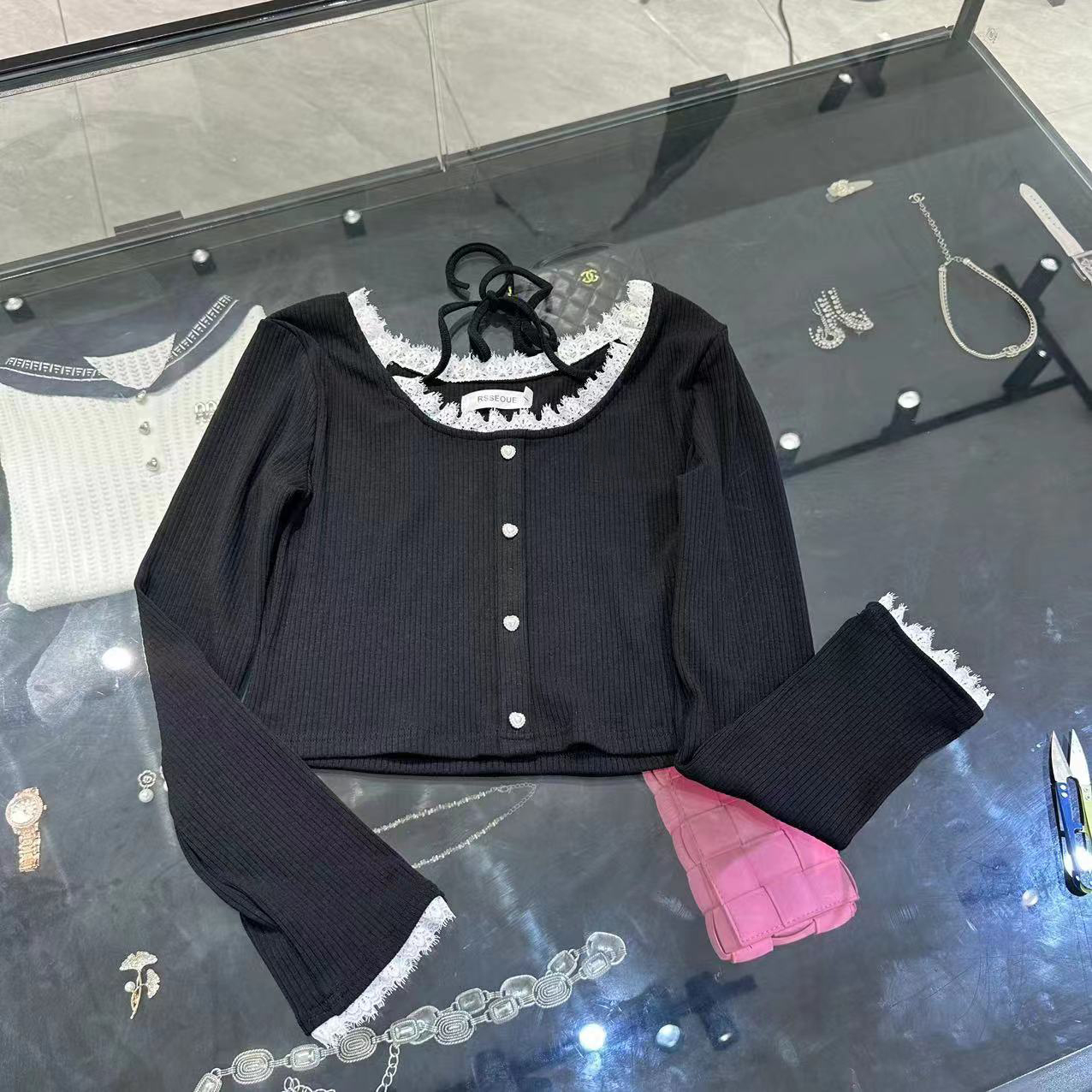 早秋蕾丝边纯欲黑色针织上衣女秋冬季新款设计感修身显瘦长袖