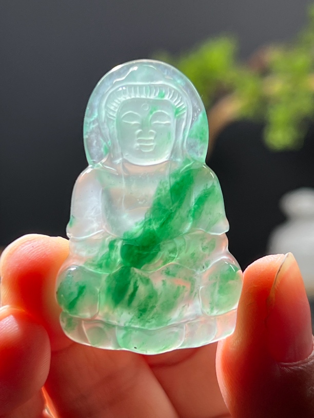 独龙玉冰飘花观音～尺寸：43.8×28×60毫米