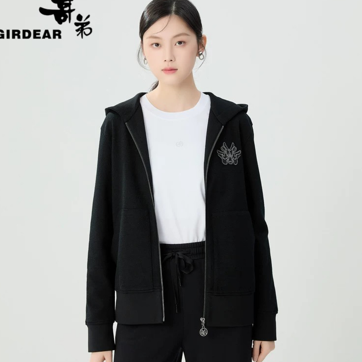 GIRDEAR/哥弟新款龙头立体章仔绣拉链带帽外套女1400801