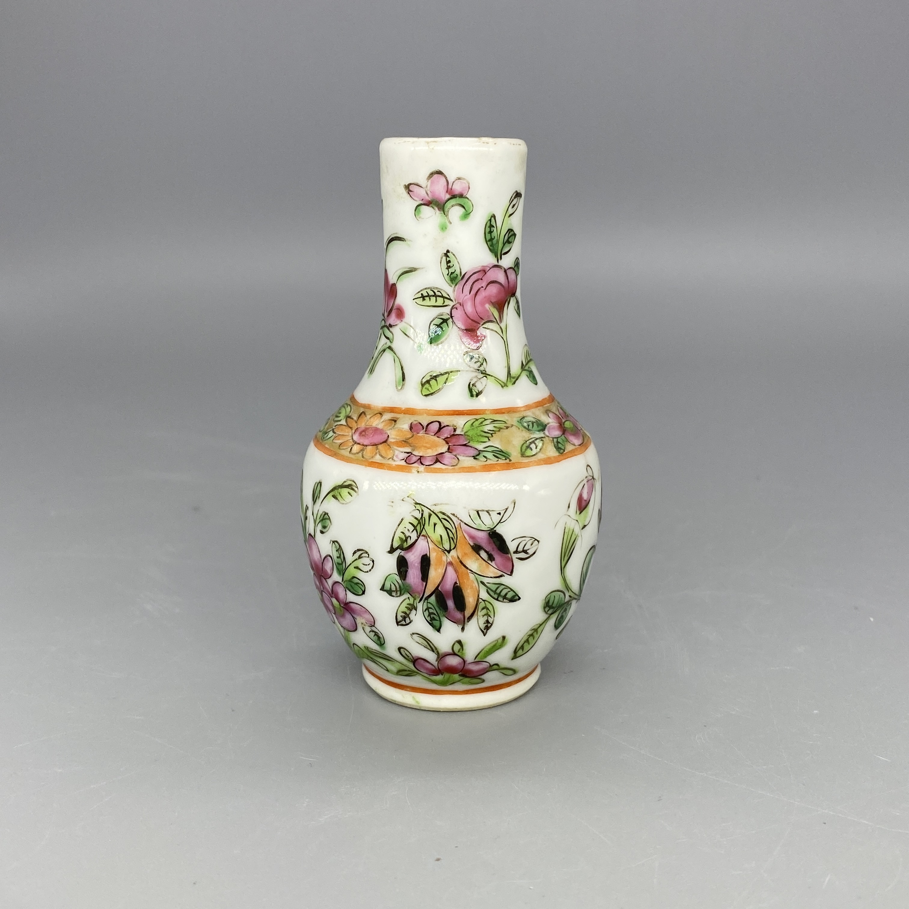 52410009*清晚期广彩小天球瓶/瓷器五/江苏省文物总店