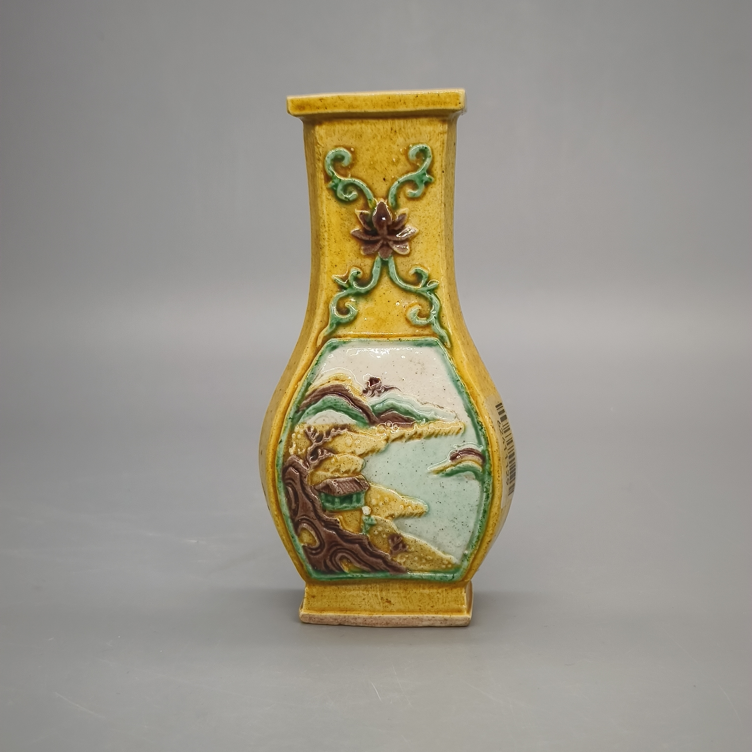 62411129*清末黄地素三彩山水纹方瓶/瓷器六/江苏省文物总店