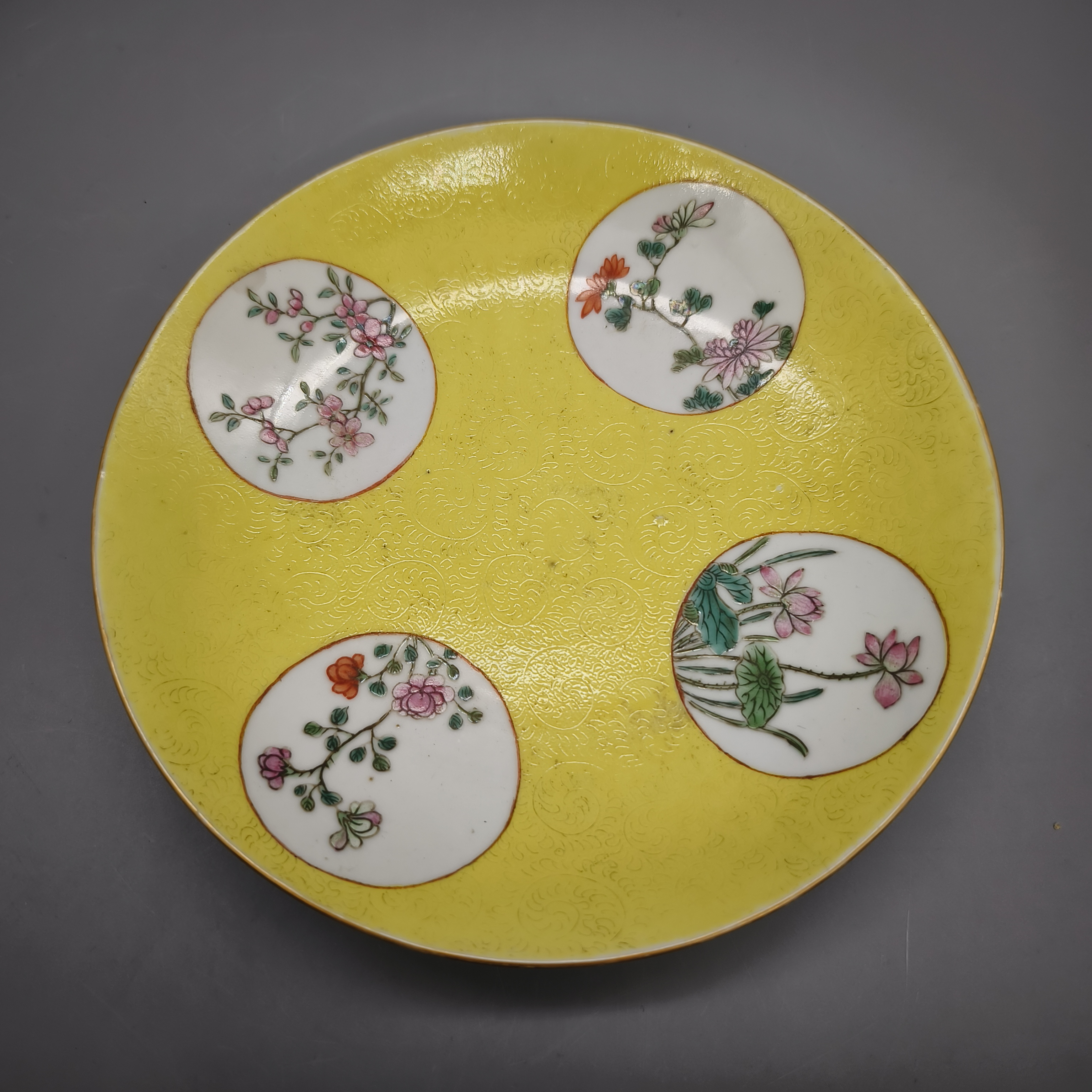 62412009*清中期黄地轧道粉彩四季花卉纹盘/瓷器六