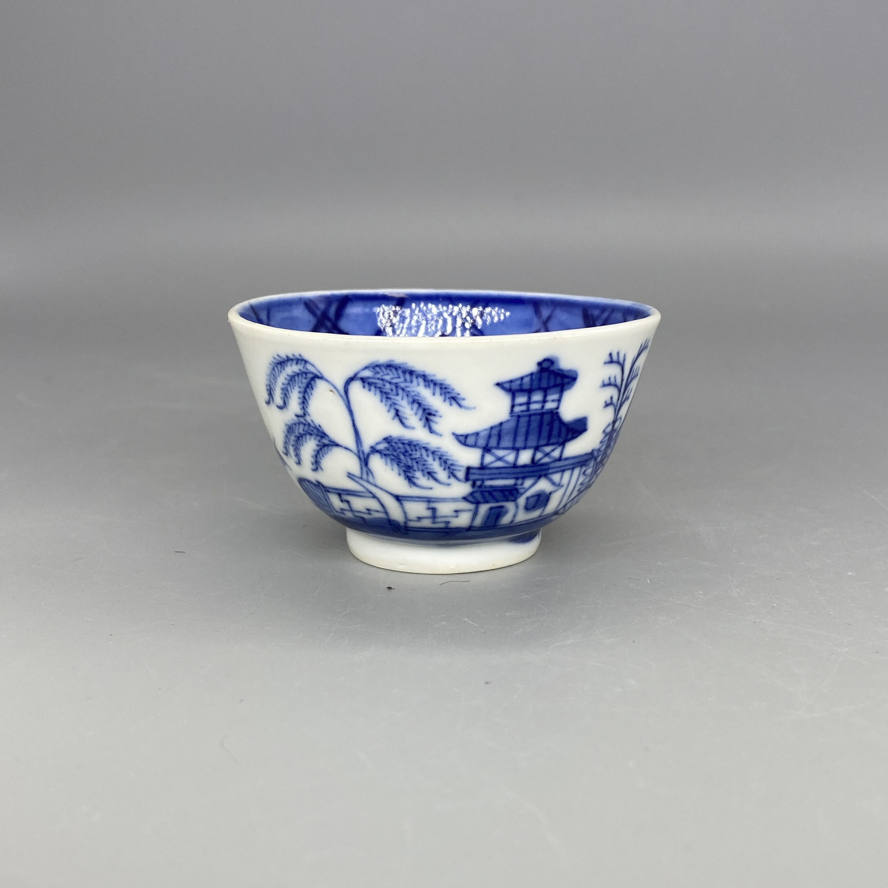 62411087*清乾隆青花山水纹杯/瓷器六/江苏省文物总店