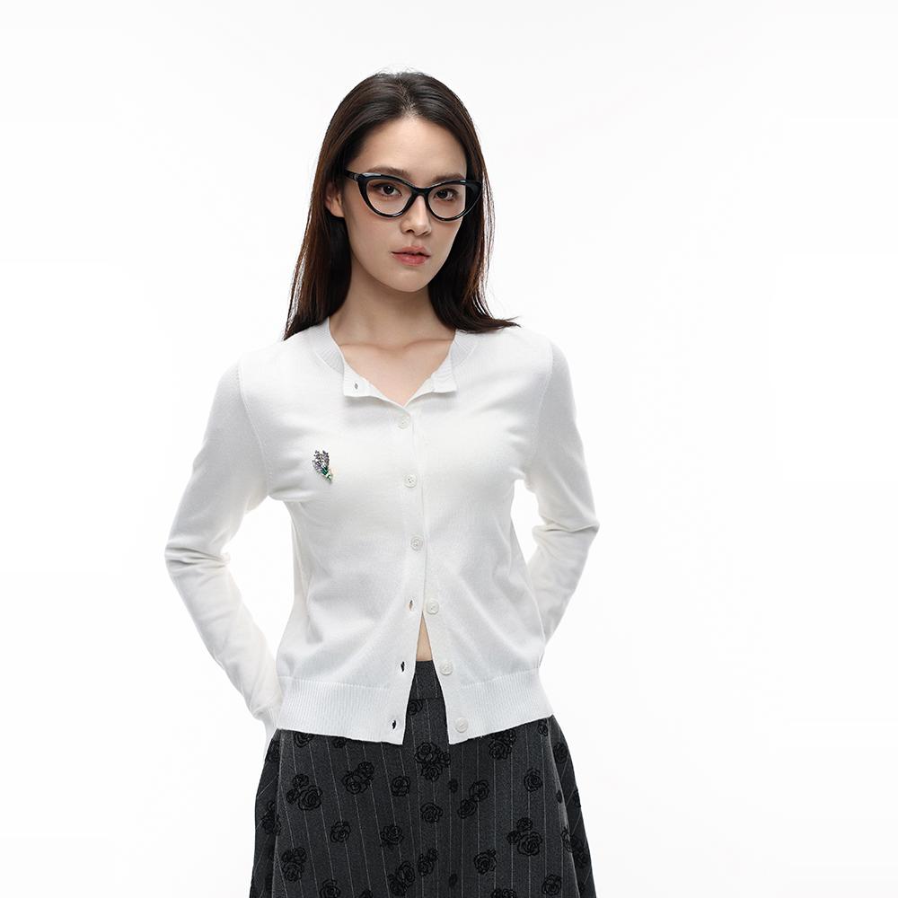 伙伴伙伴FellowFellow 精致胸针款针织开衫毛袖白色修身打底衫女