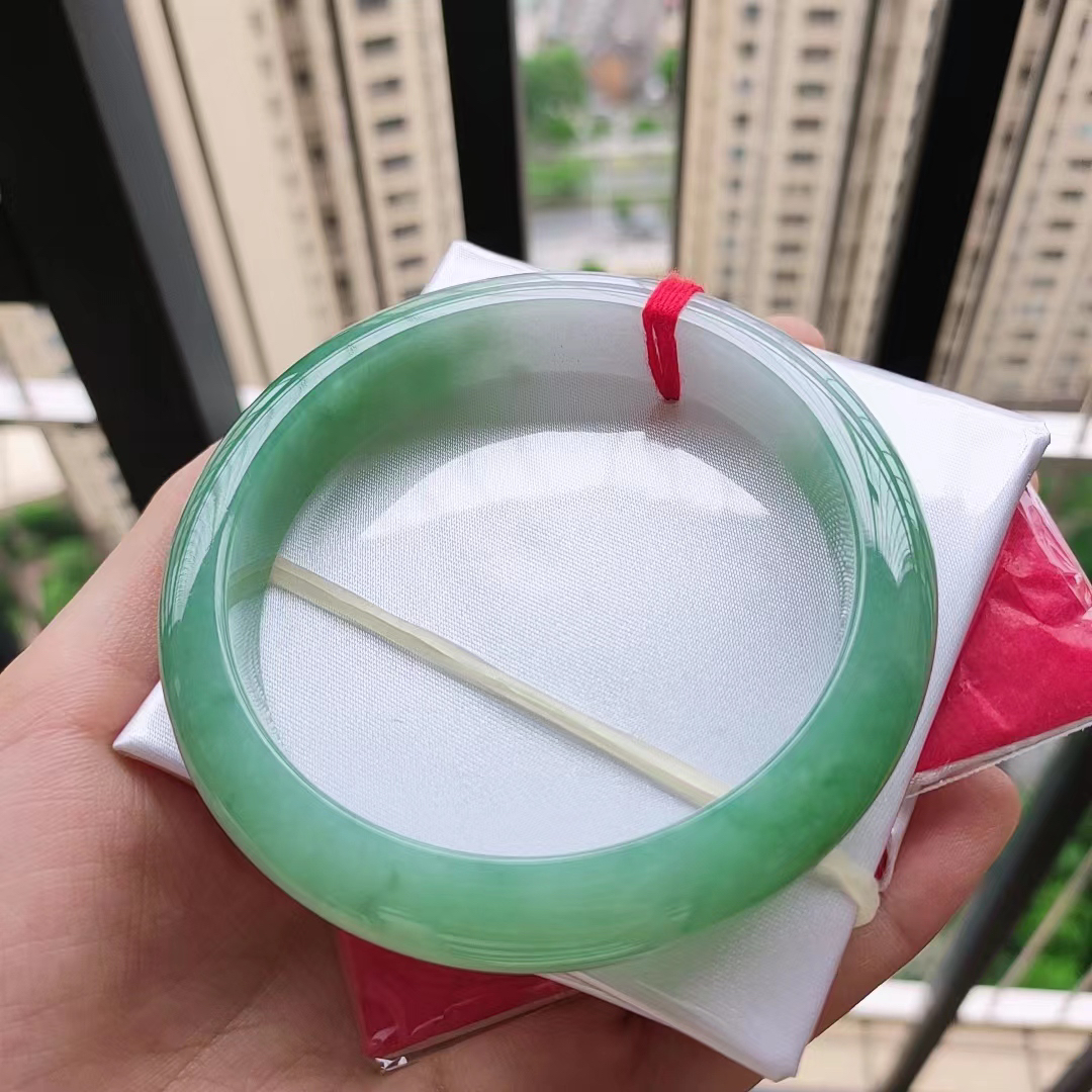 61.5正圈细糯种飘绿翡翠手镯，种老肉细，颜色靓丽，耐看型。