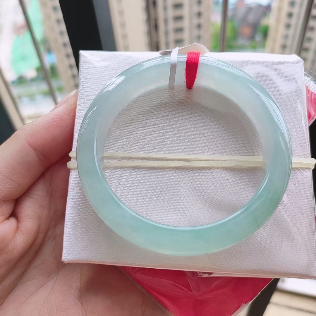 正圈51糯冰晴水，种老冰味足，版型端庄，颜色清秀，底妆干净清透。