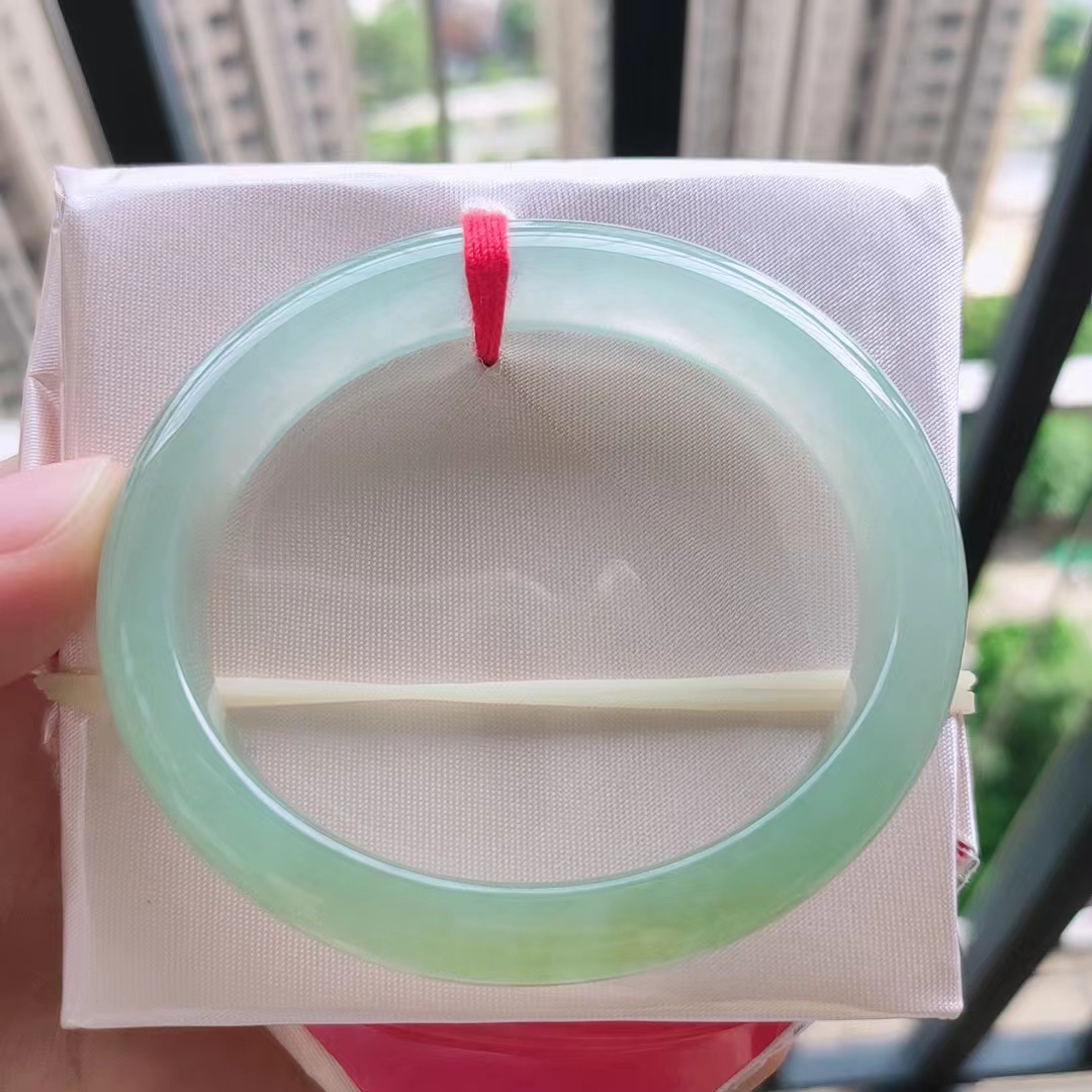 55贵妃冰种晴水飘黄翡半山水翡翠手镯，整条起光感。版型厚装。