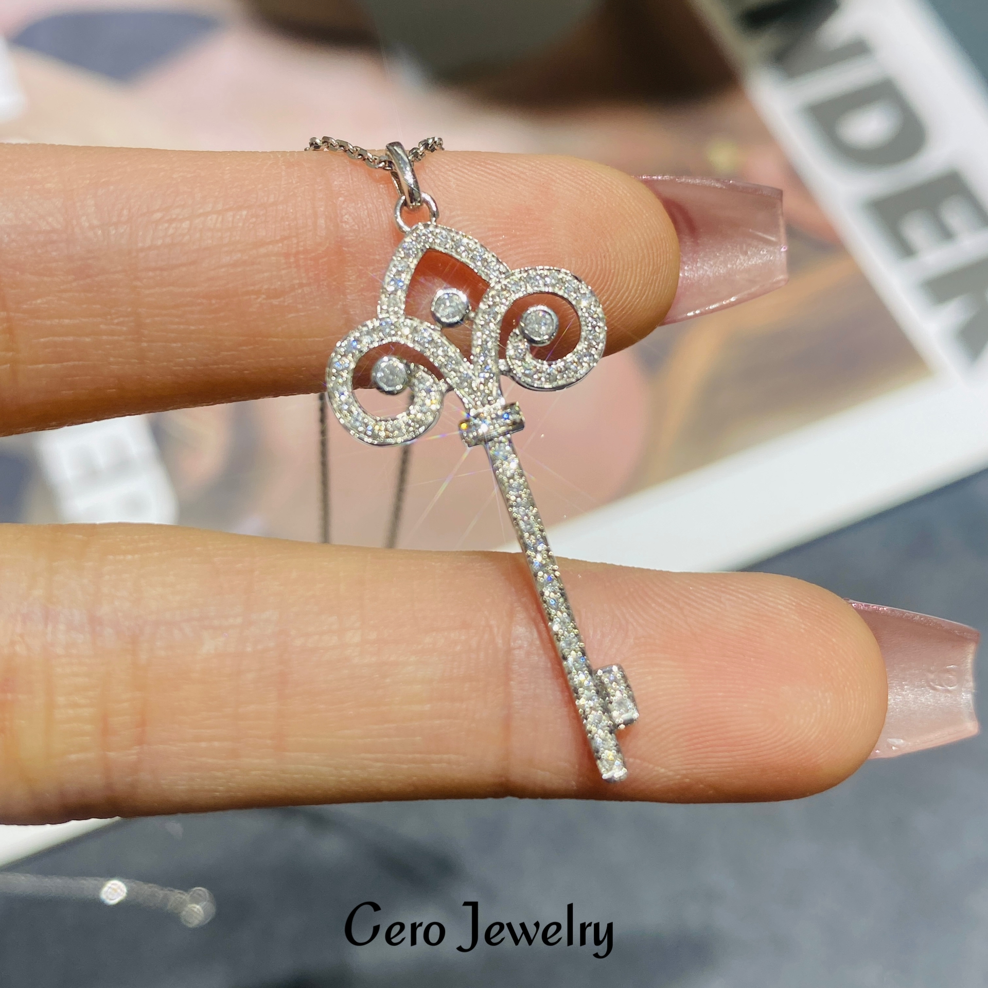 CERO【公主专属】18k白金50分鸢尾花钥匙钻石吊坠（不含链）AA0096