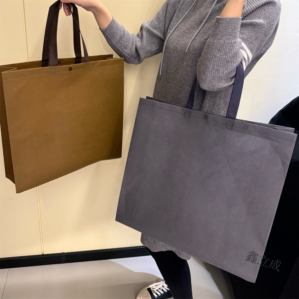 暗扣服装袋深灰无纺布手提袋定制定做LOGO环保加厚包装手拎袋子