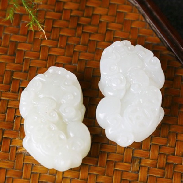 纯天然和田玉男女同款吊坠貔貅招财进宝精雕情侣时尚挂件微色差