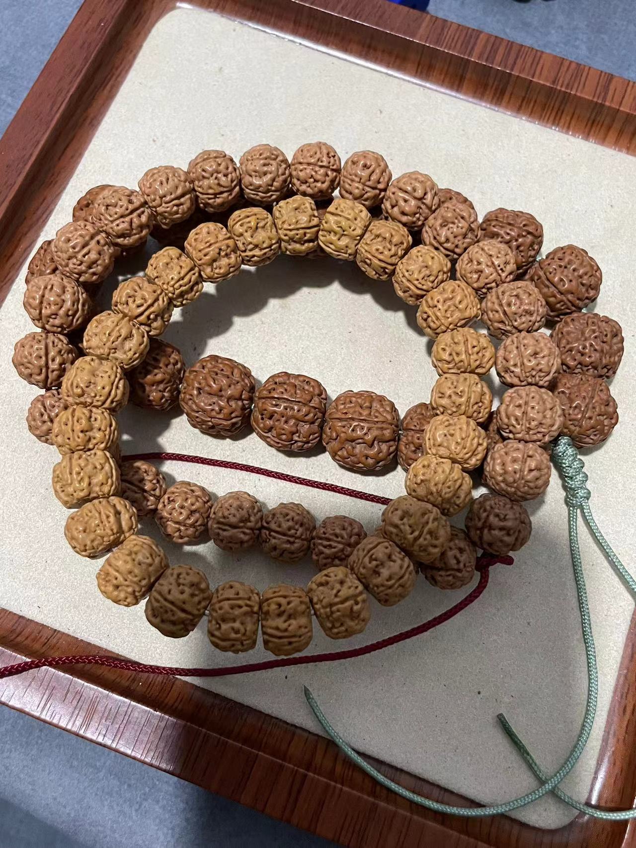 随机小金刚手持一串