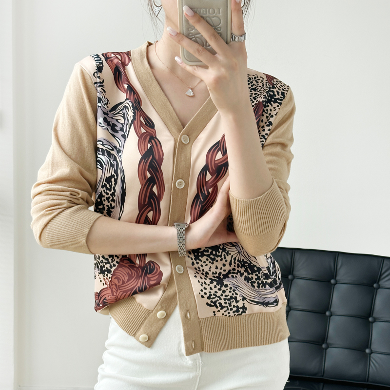 2024年新款设计感女小众上衣气质减龄单排扣拼色印花针织开衫宽松