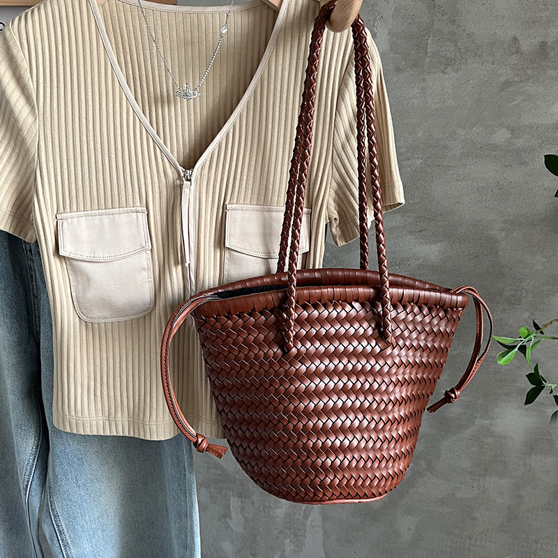 z家编织包2024新款夏季单肩洋气菜篮子法式复古手工编织包水桶包