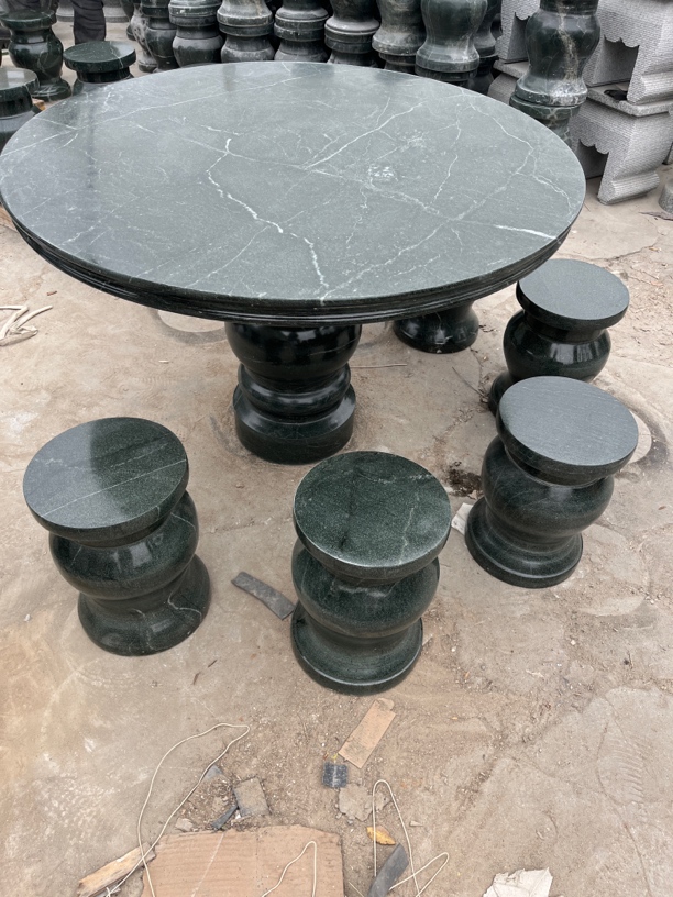 庭院石桌石凳金石绿的颜色，美观亮丽高端大气上档次，经济耐用