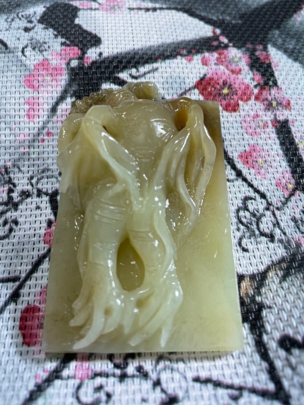 岫玉老玉人参吊坠，高72厘米宽44厘米