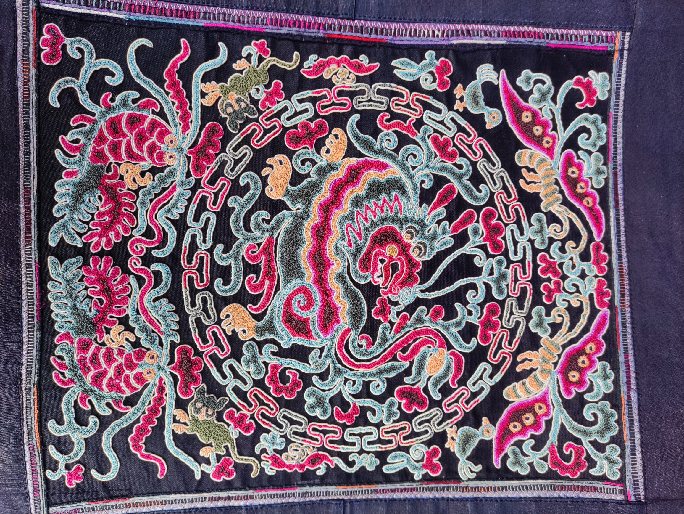 阿贵家苗族打籽绣片