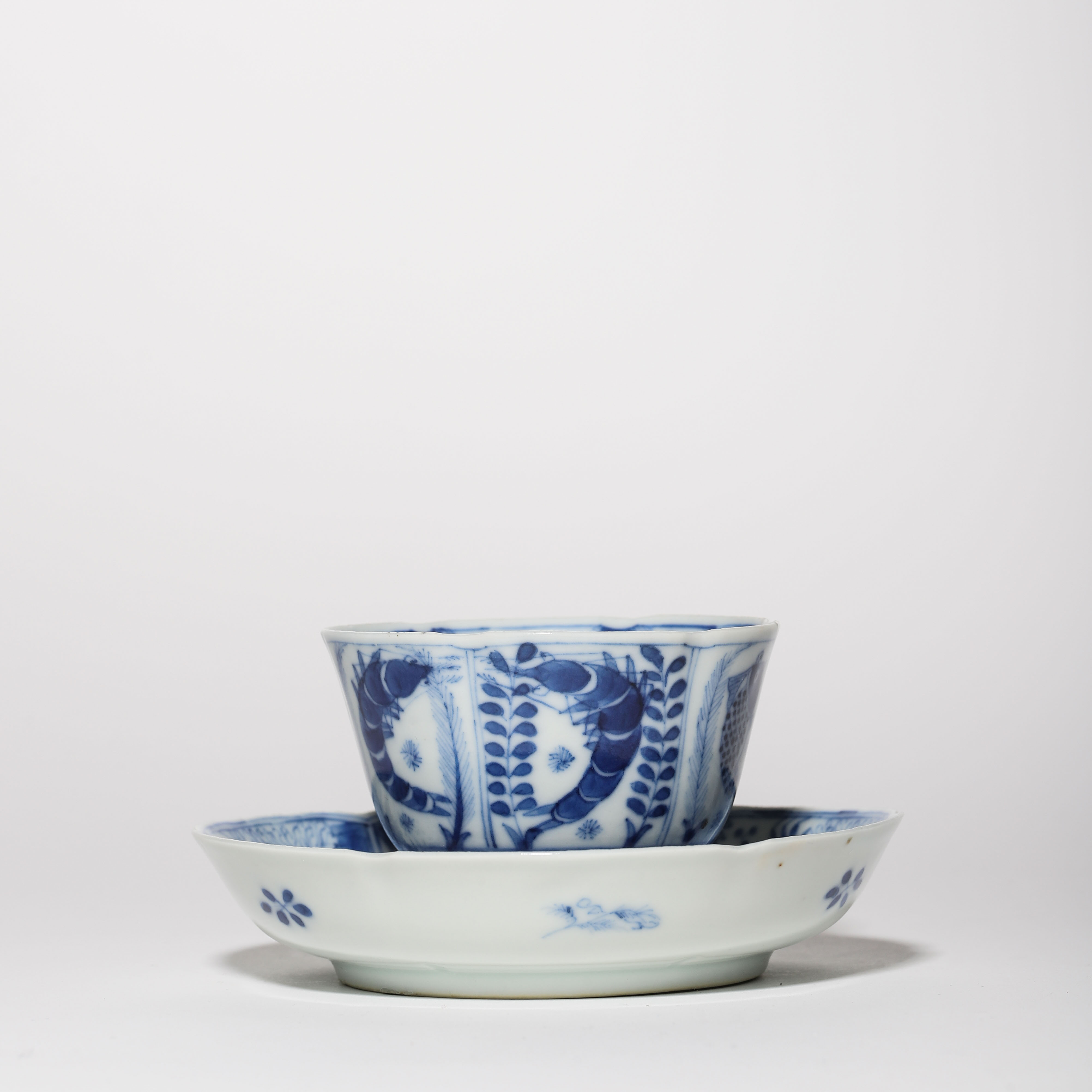 Lot18 清晚期 青花鱼藻纹杯碟一套【古董拍卖】