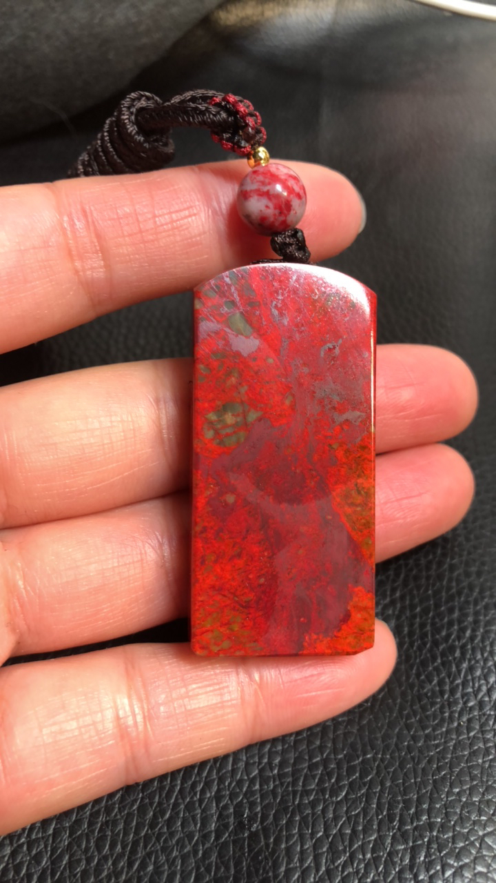 精品鸡血石原石无事牌